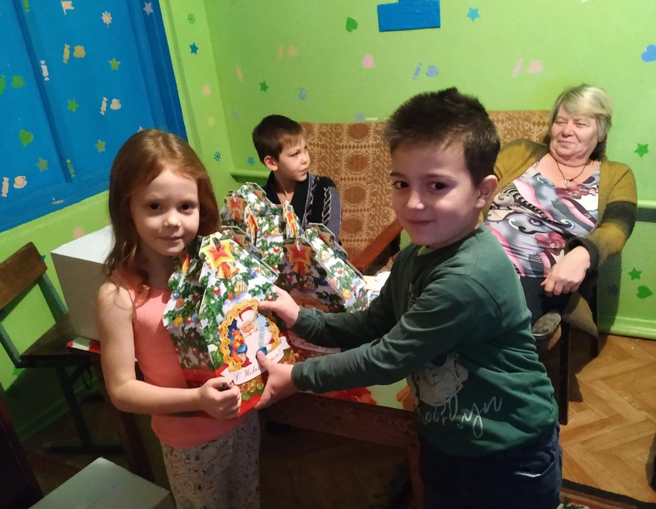 Порадовали детишек сладкими подарочками на Новый год